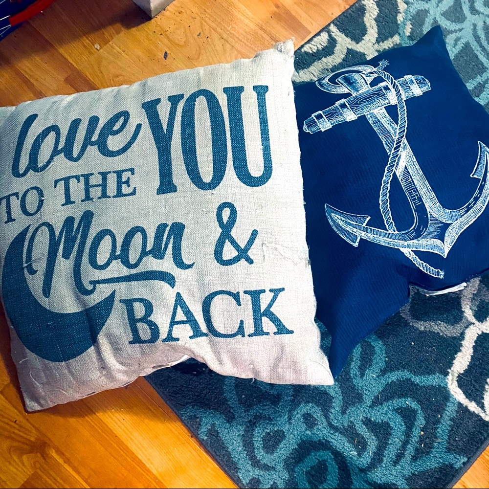 2 throw pillows